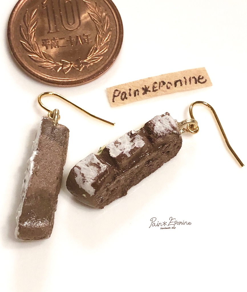 黒パンオープンサンドピアス