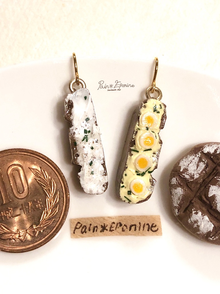 黒パンオープンサンドピアス