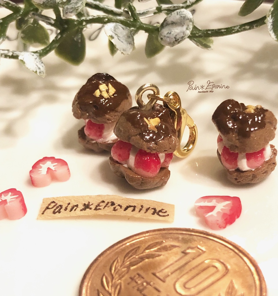 贅沢イチゴのチョコシューチャーム