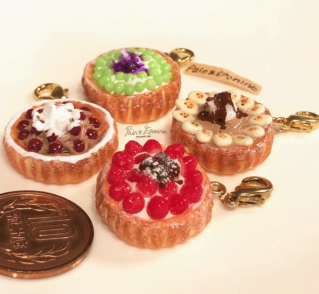 フルーツたっぷりタルトチャーム:チョコバナナ