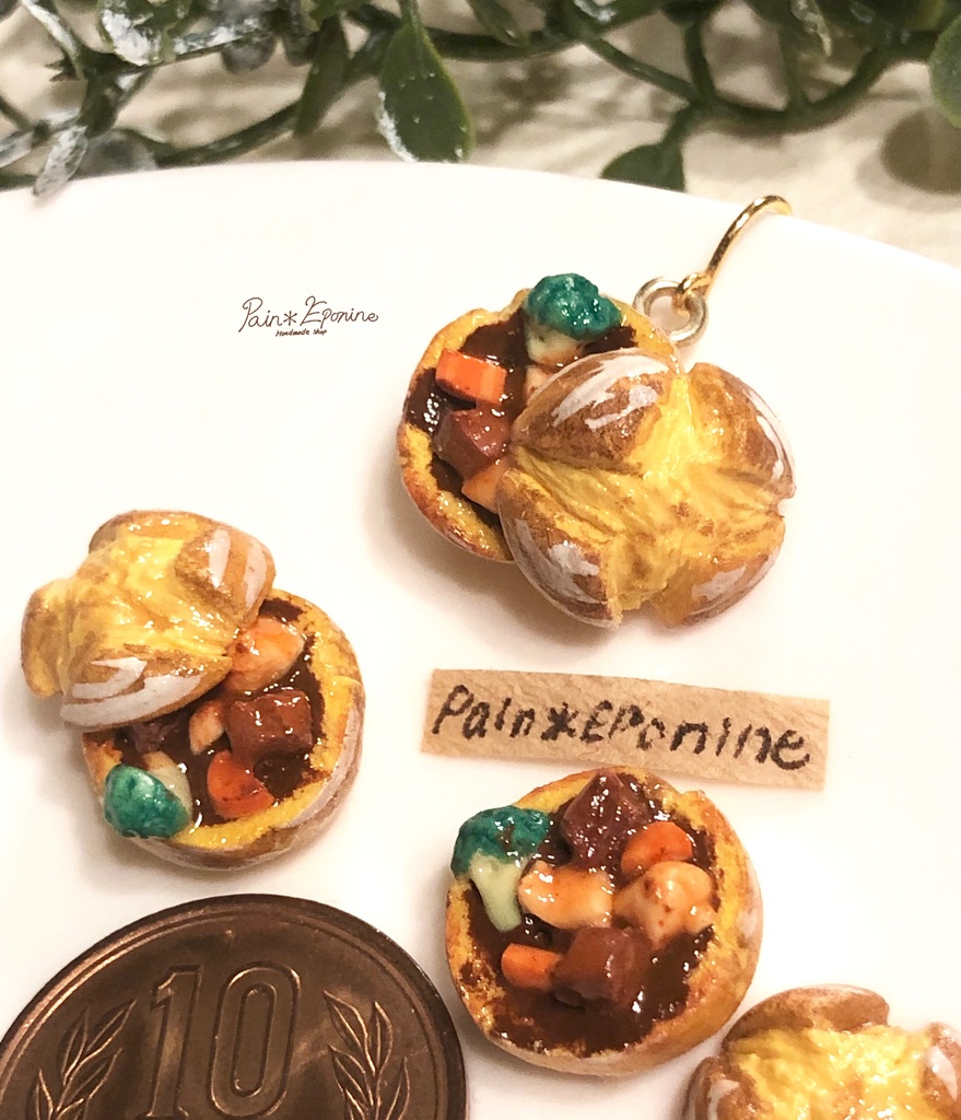 ビーフシチューパンの片耳ピアス