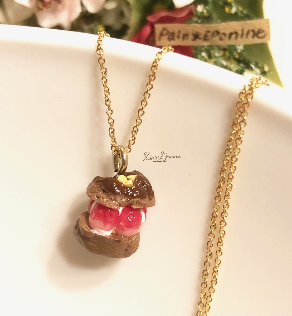 贅沢イチゴのチョコシューネックレス