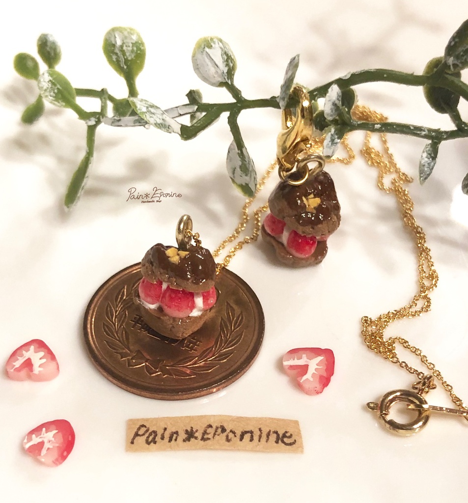 贅沢イチゴのチョコシューネックレス