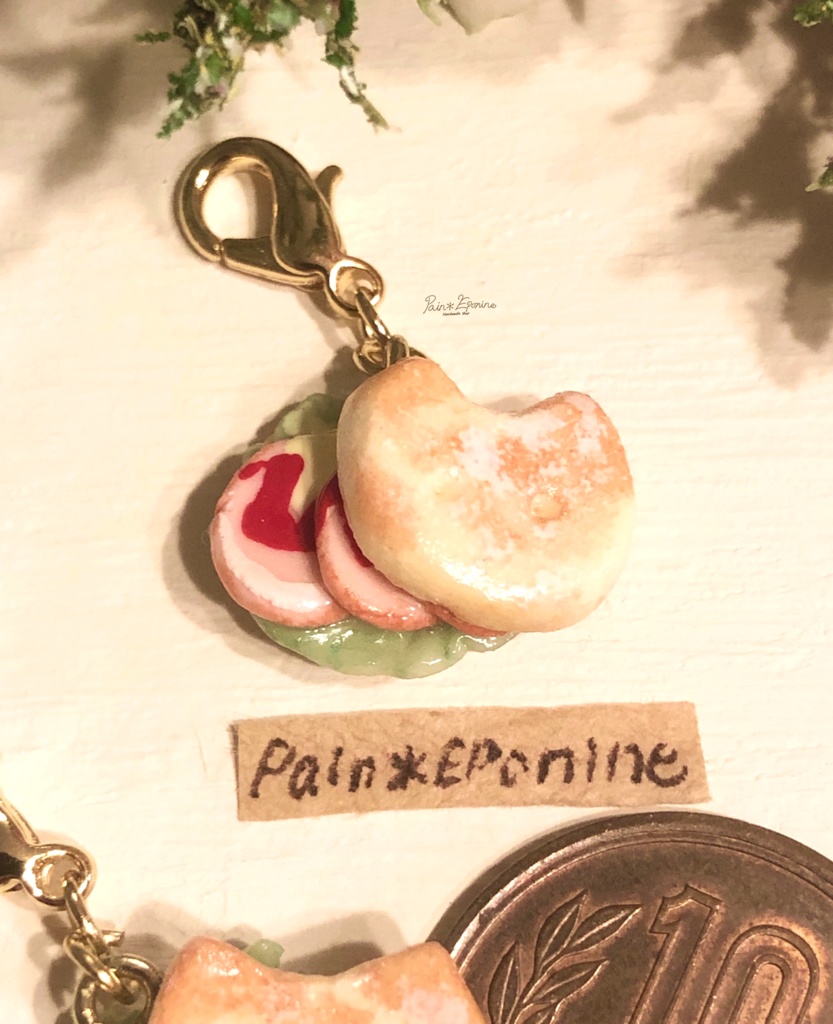 にゃんこフォカッチャサンド(ハムエッグ)チャーム