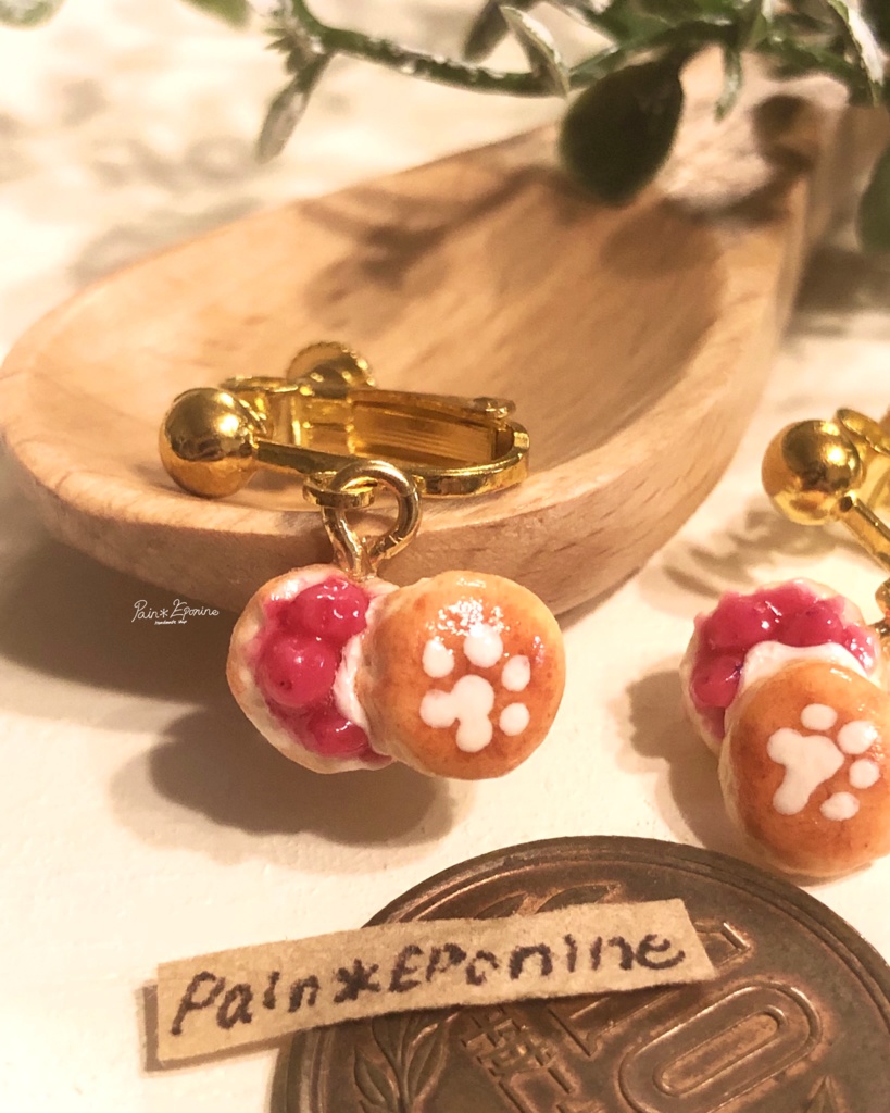 【片耳】ジャムがけ肉球スコーンイヤリング：苺ジャム