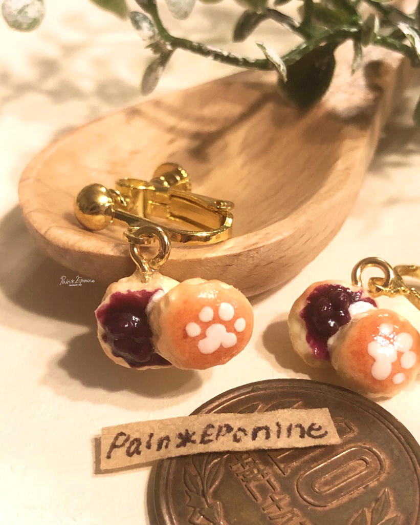 【片耳】ジャムがけ肉球スコーンイヤリング:ブルーベリー