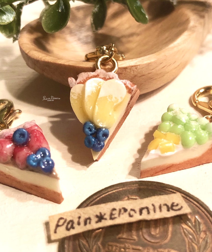 カットフルーツタルトチャーム:洋梨とブルーベリー