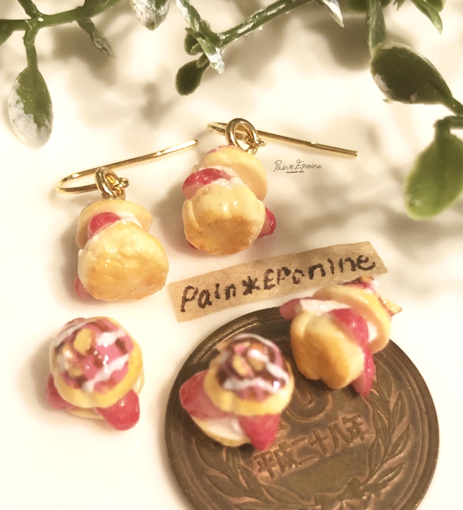 ポップな苺シュークリームピアス