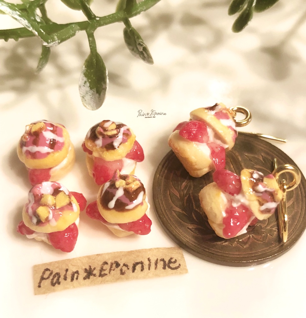 ポップな苺シュークリームピアス