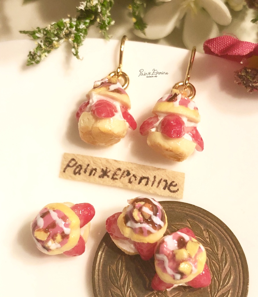 ポップな苺シュークリームイヤリング