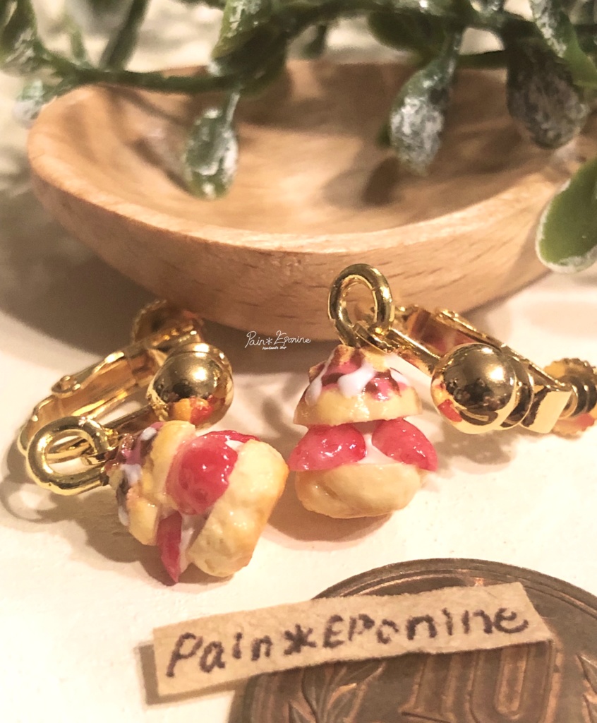 ポップな苺シュークリームイヤリング