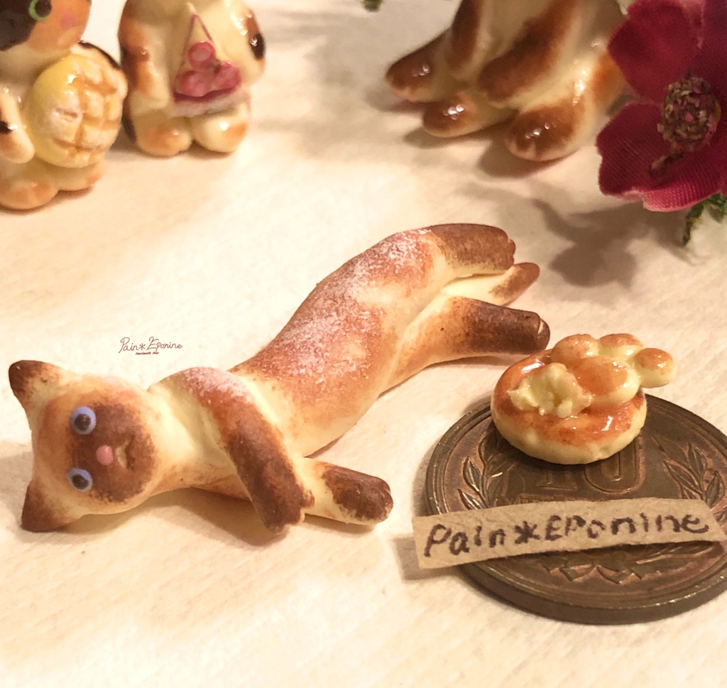 寝そべるシャム猫パン マスコット Paineponine Booth