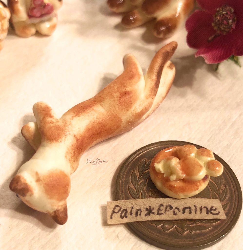 寝そべるシャム猫パン(マスコット)