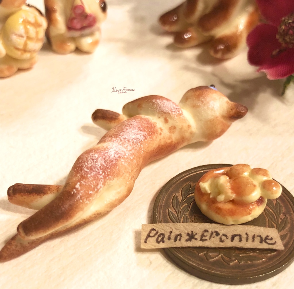 寝そべるシャム猫パン(マスコット)