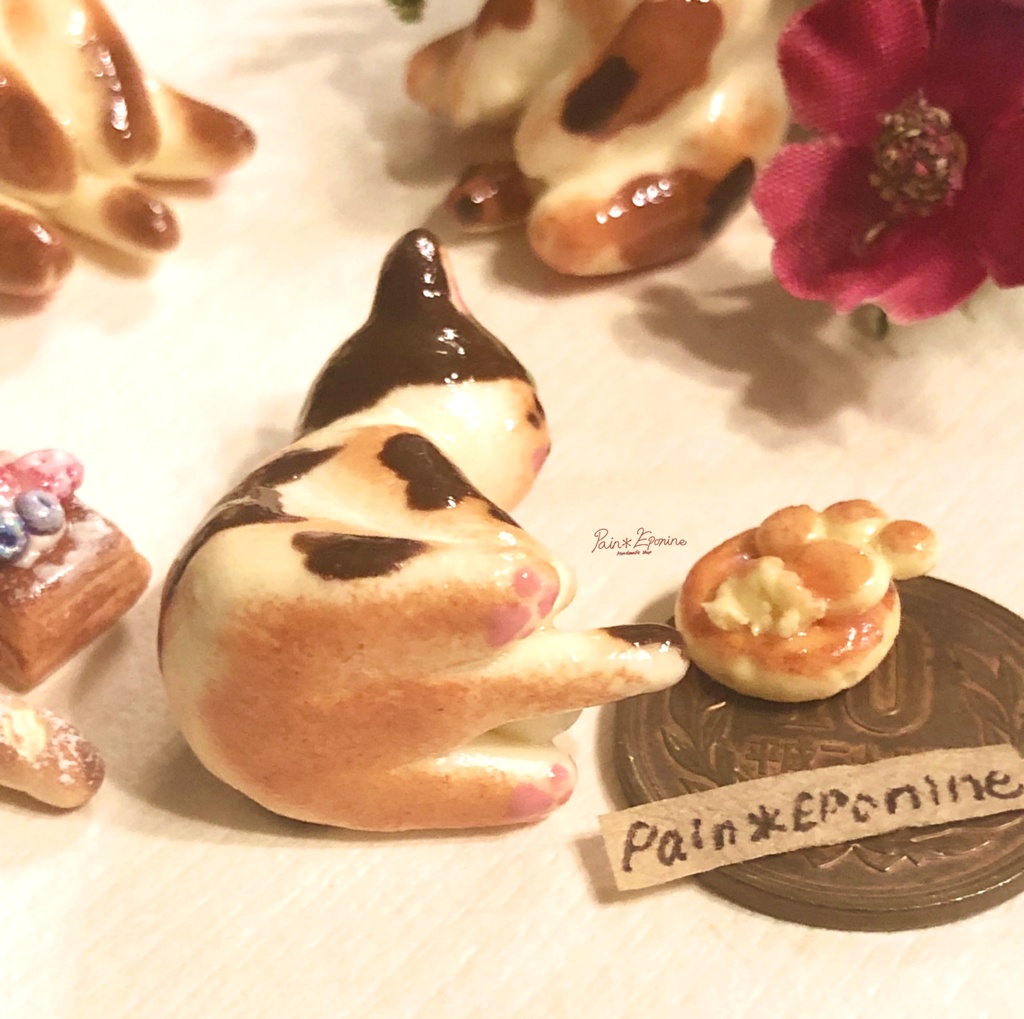 【*受注制作】すこ座りにゃんこパン(ハチワレ)