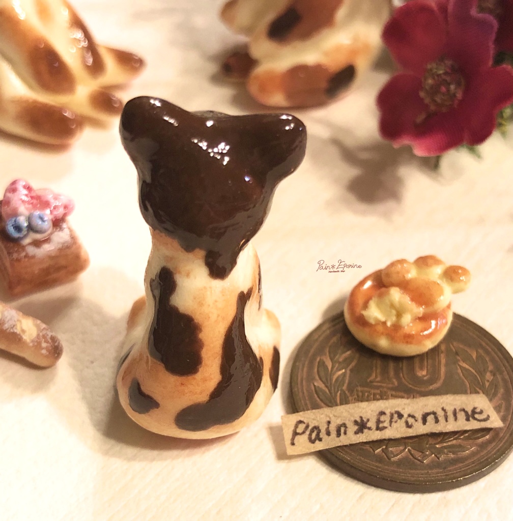 【*受注制作】すこ座りにゃんこパン(ハチワレ)