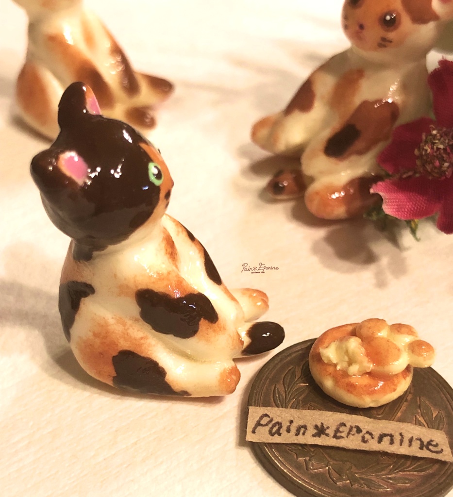 【*受注制作】すこ座りにゃんこパン(ハチワレ)