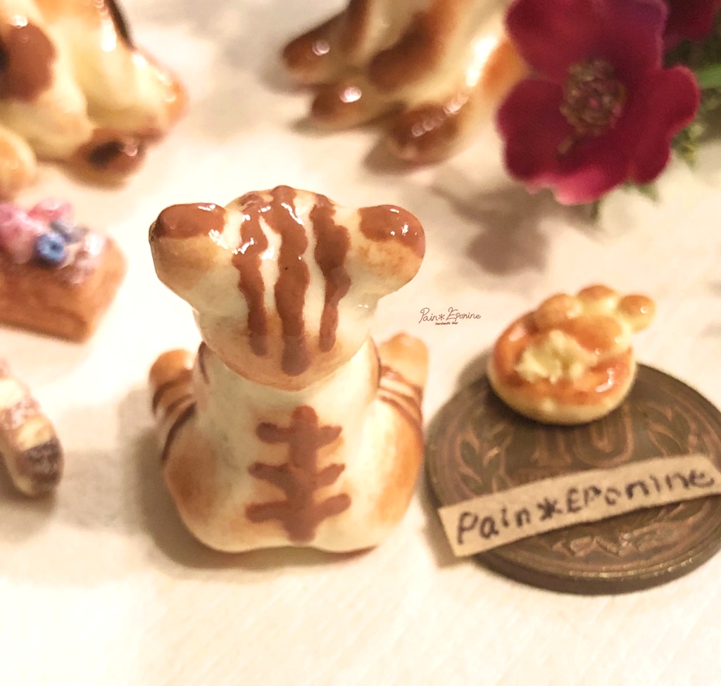 【*受注制作】すこ座りにゃんこパン(トラ)