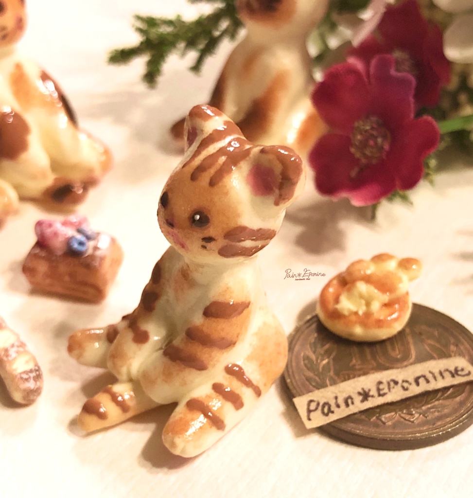 【*受注制作】すこ座りにゃんこパン(トラ)