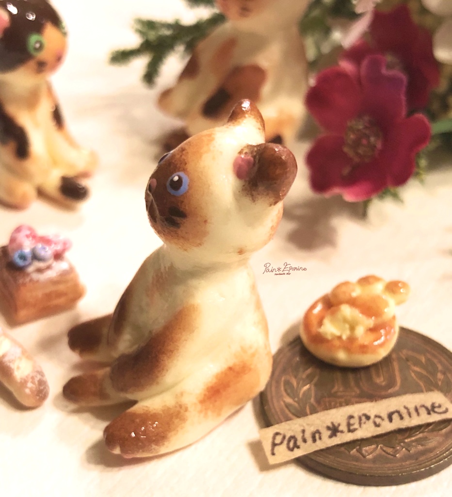 【*受注制作】すこ座りにゃんこパン(シャム)