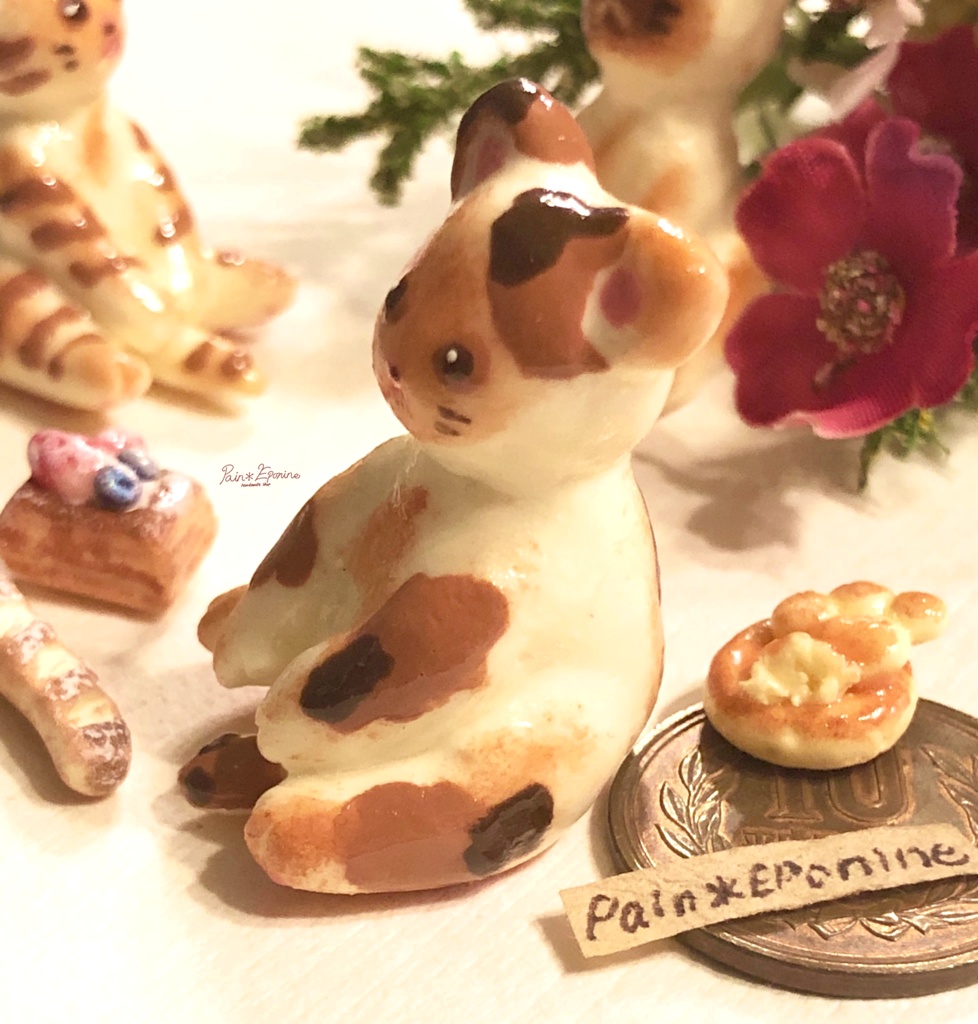 【*受注制作】すこ座りにゃんこパン(三毛)