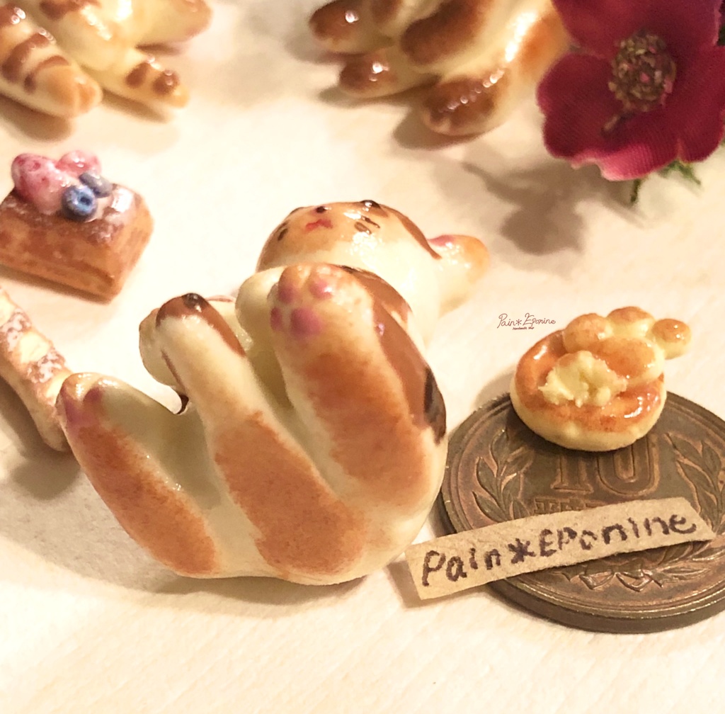 【*受注制作】すこ座りにゃんこパン(三毛)