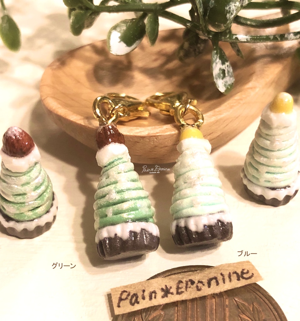 きらめくクリスマスツリーモンブランチャーム:ブルー