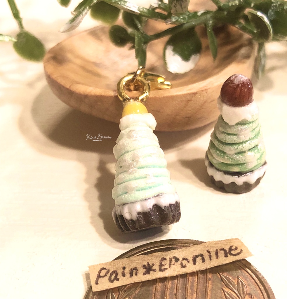 きらめくクリスマスツリーモンブランチャーム:ブルー