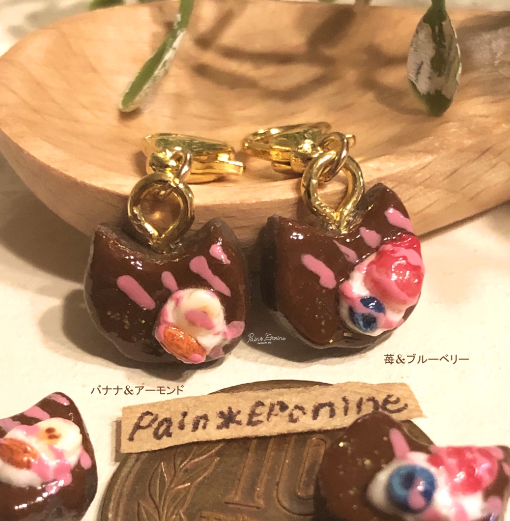 にゃんこチョコレートケーキチャーム:苺&ブルーベリー