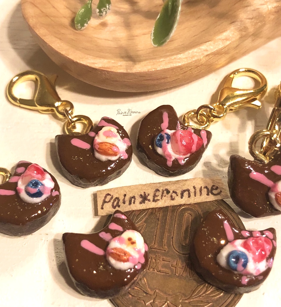 にゃんこチョコレートケーキチャーム:バナナ&アーモンド