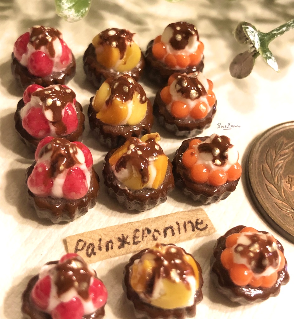 ミニフルーツタルト(チョコ)チャーム:もも