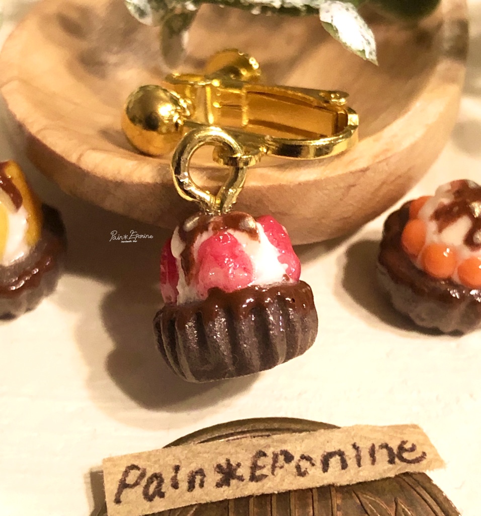 【片耳】ミニフルーツタルト(チョコ)イヤリング:いちご