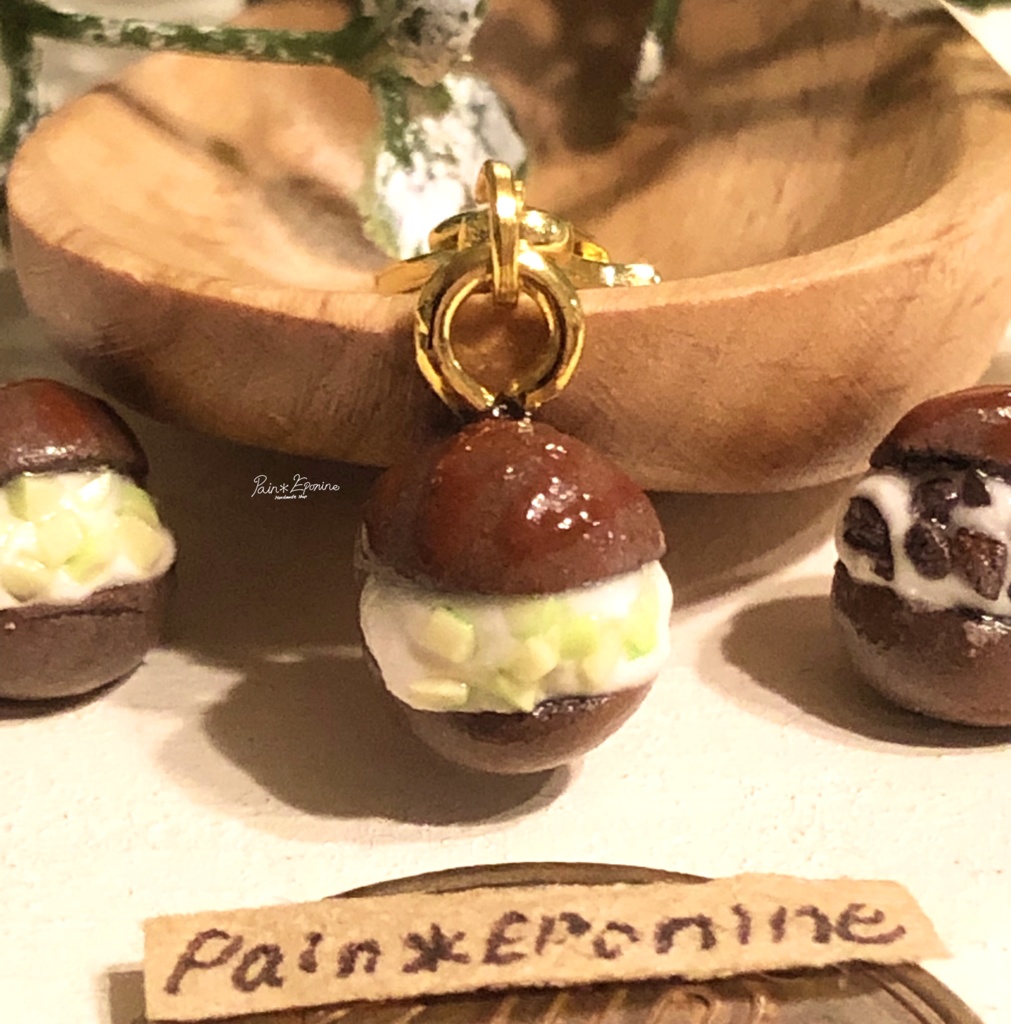 マリトッツォ(チョコ)チャーム:ピスタチオ