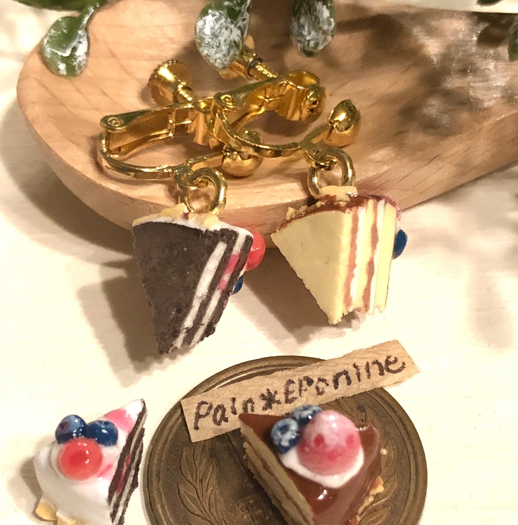 断面を楽しむチョコケーキイヤリング:正面