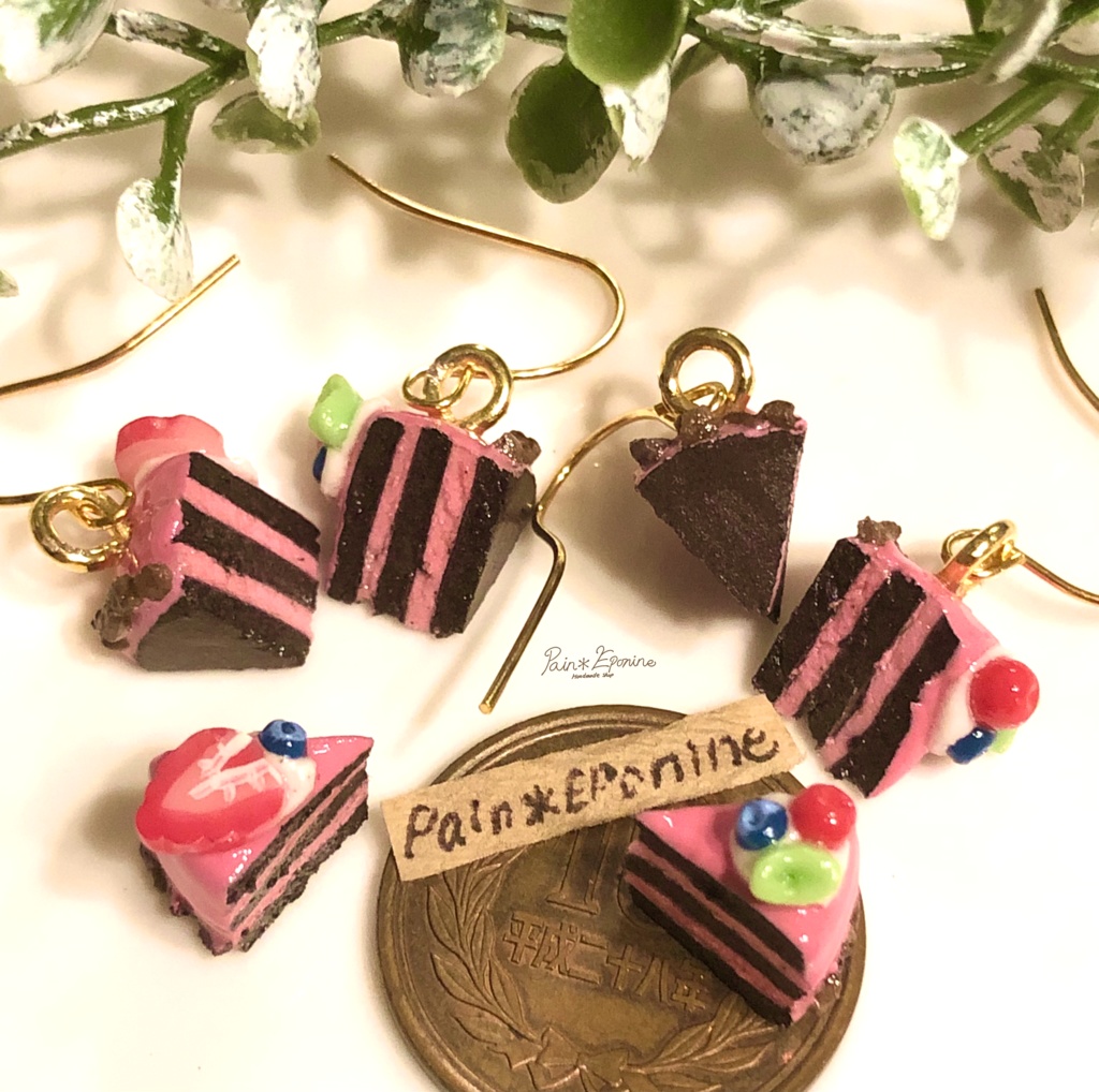 【選べる】断面を楽しむ苺とさくらんぼケーキピアス