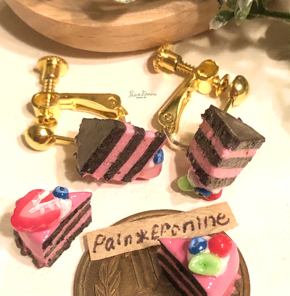 断面を楽しむ苺とさくらんぼケーキイヤリング:断面