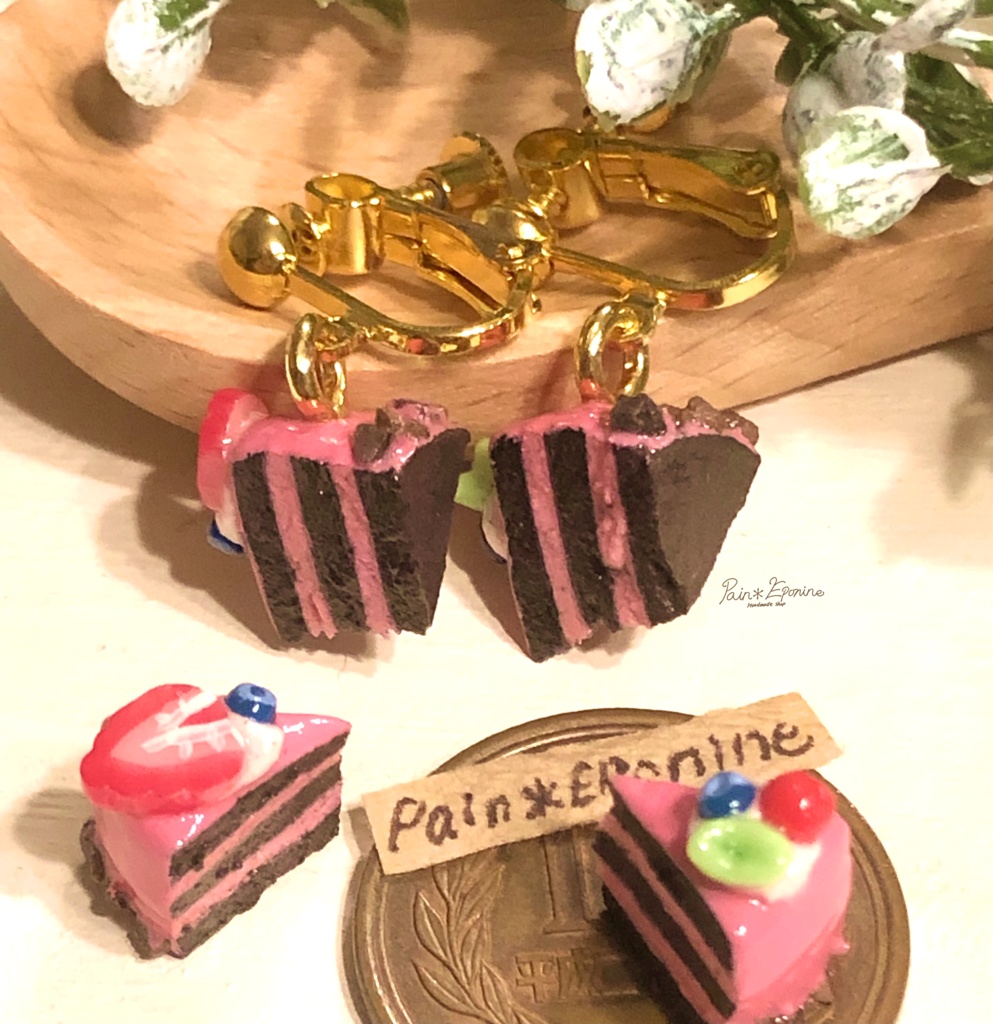 断面を楽しむ苺とさくらんぼケーキイヤリング:正面