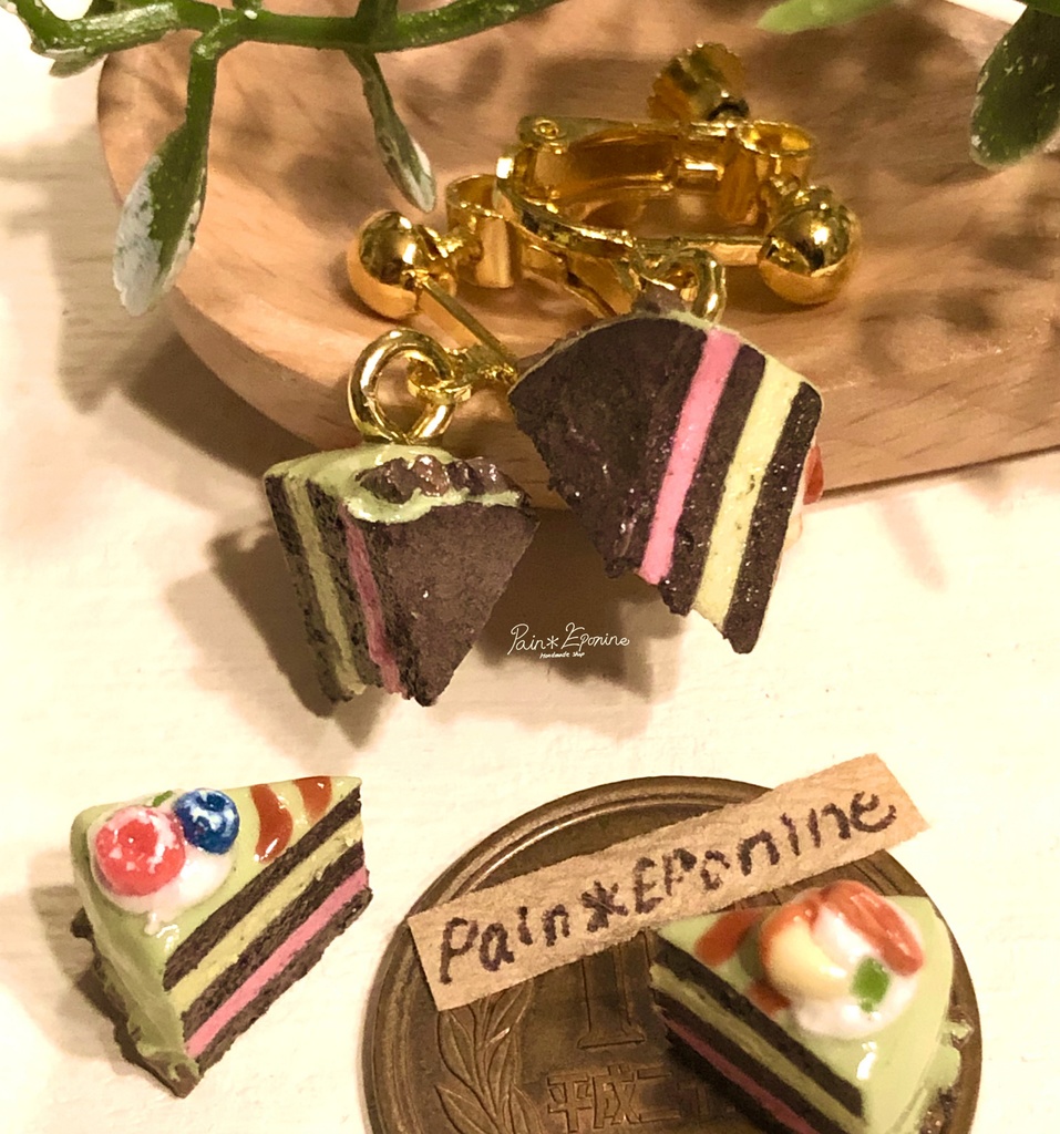 断面を楽しむピスタチオケーキイヤリング:正面