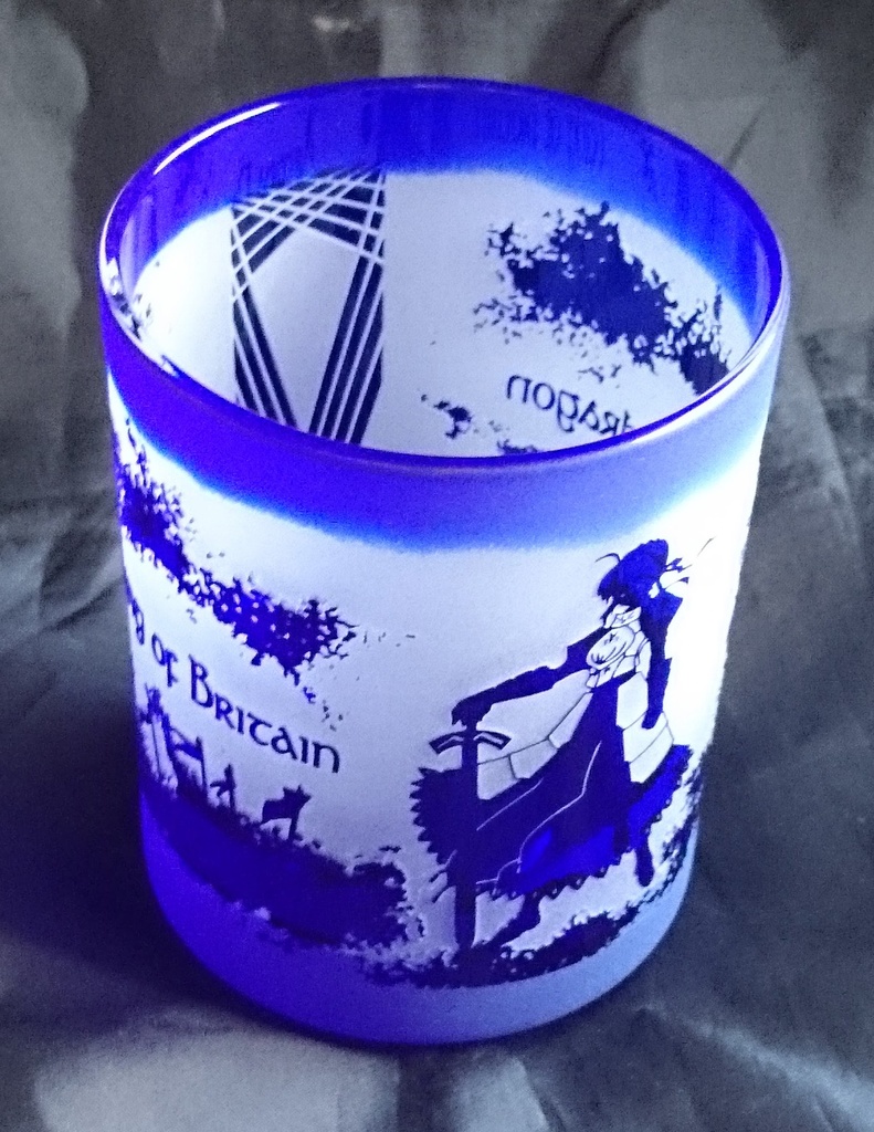 色被せ一周彫りロックグラス「騎士王の出陣」