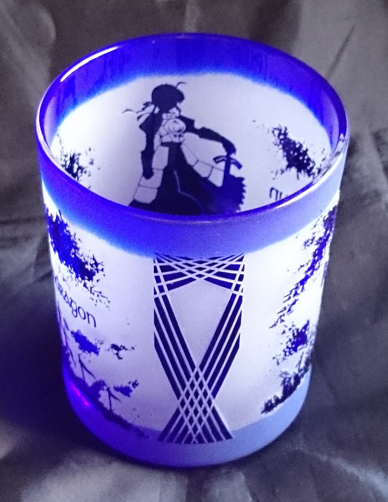 色被せ一周彫りロックグラス「騎士王の出陣」