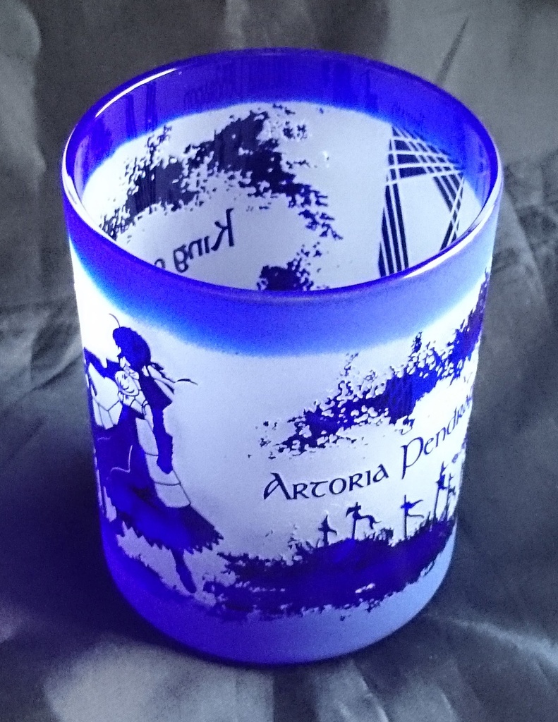 色被せ一周彫りロックグラス「騎士王の出陣」