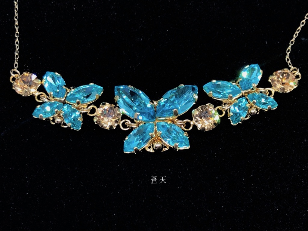 宝石蝶のネックレス
