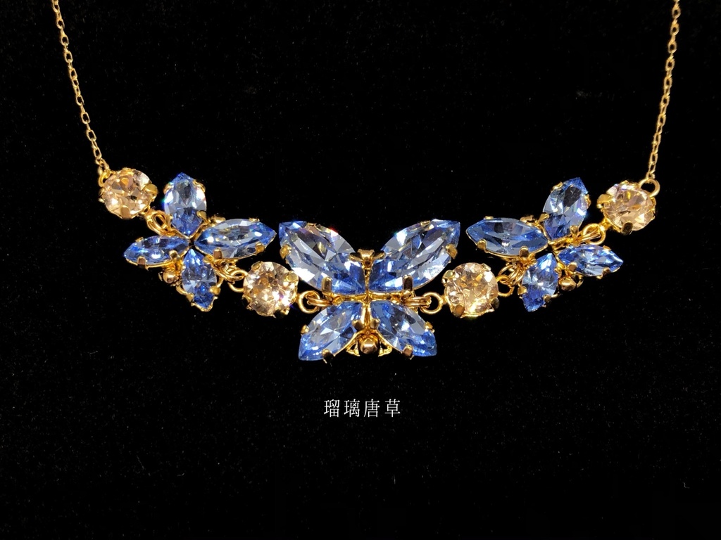 宝石蝶のネックレス