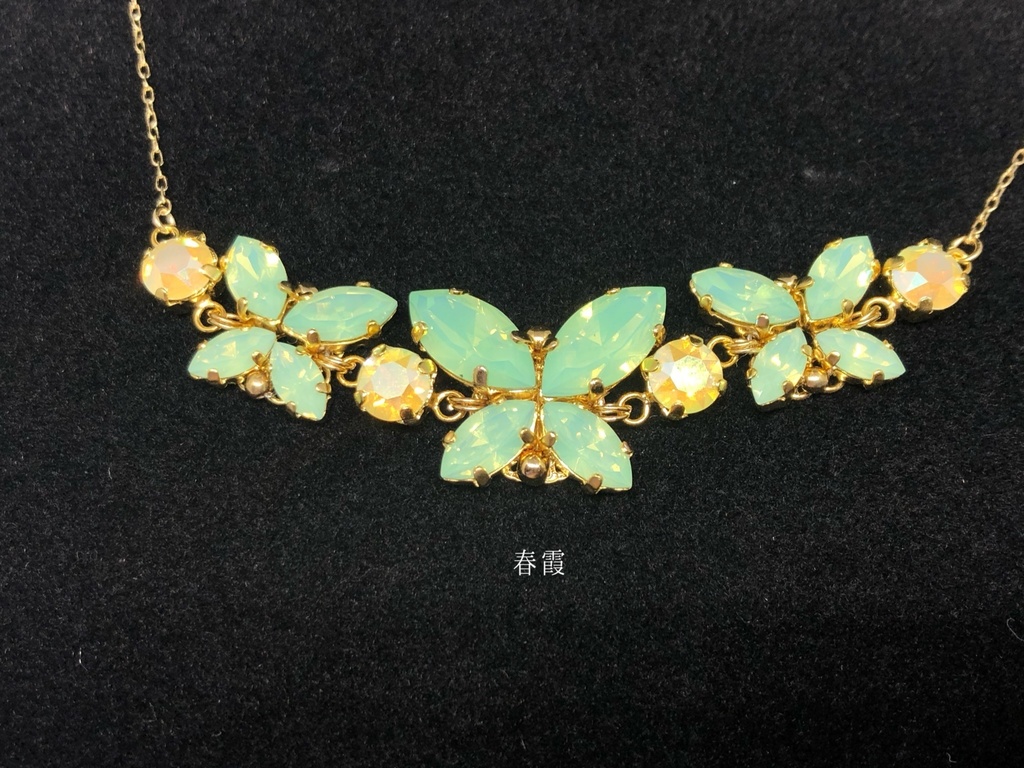 宝石蝶のネックレス