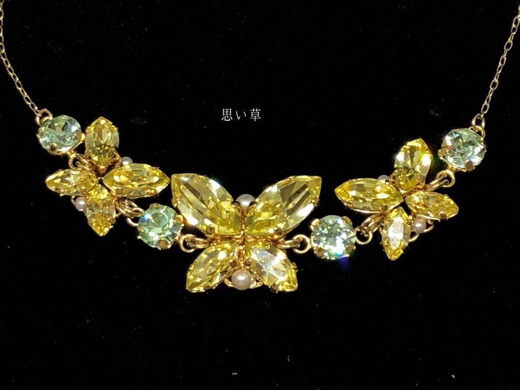 宝石蝶のネックレス