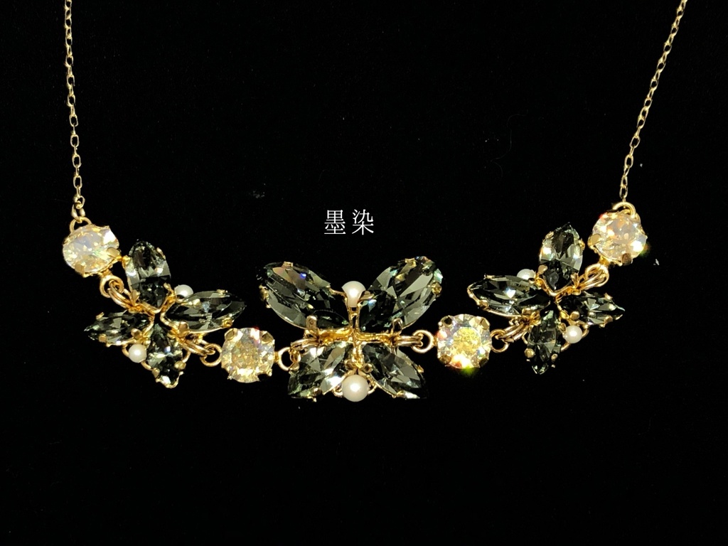 宝石蝶のネックレス