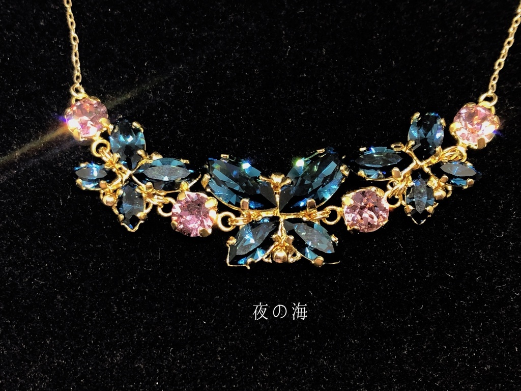 宝石蝶のネックレス