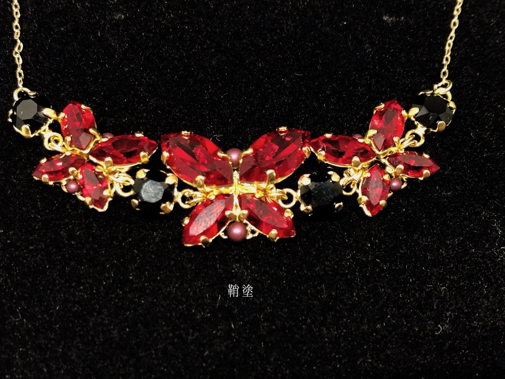 宝石蝶のネックレス