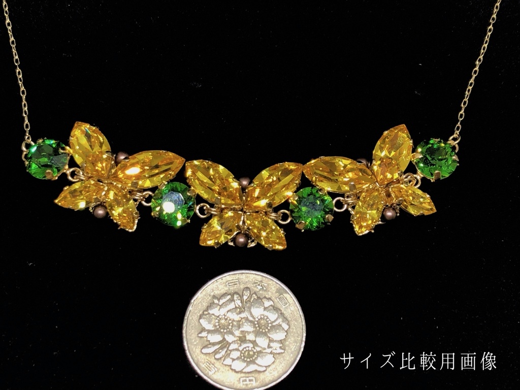 大きな宝石蝶のネックレス