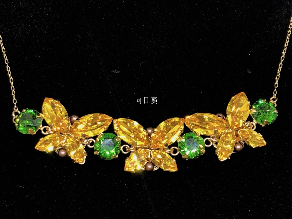 大きな宝石蝶のネックレス